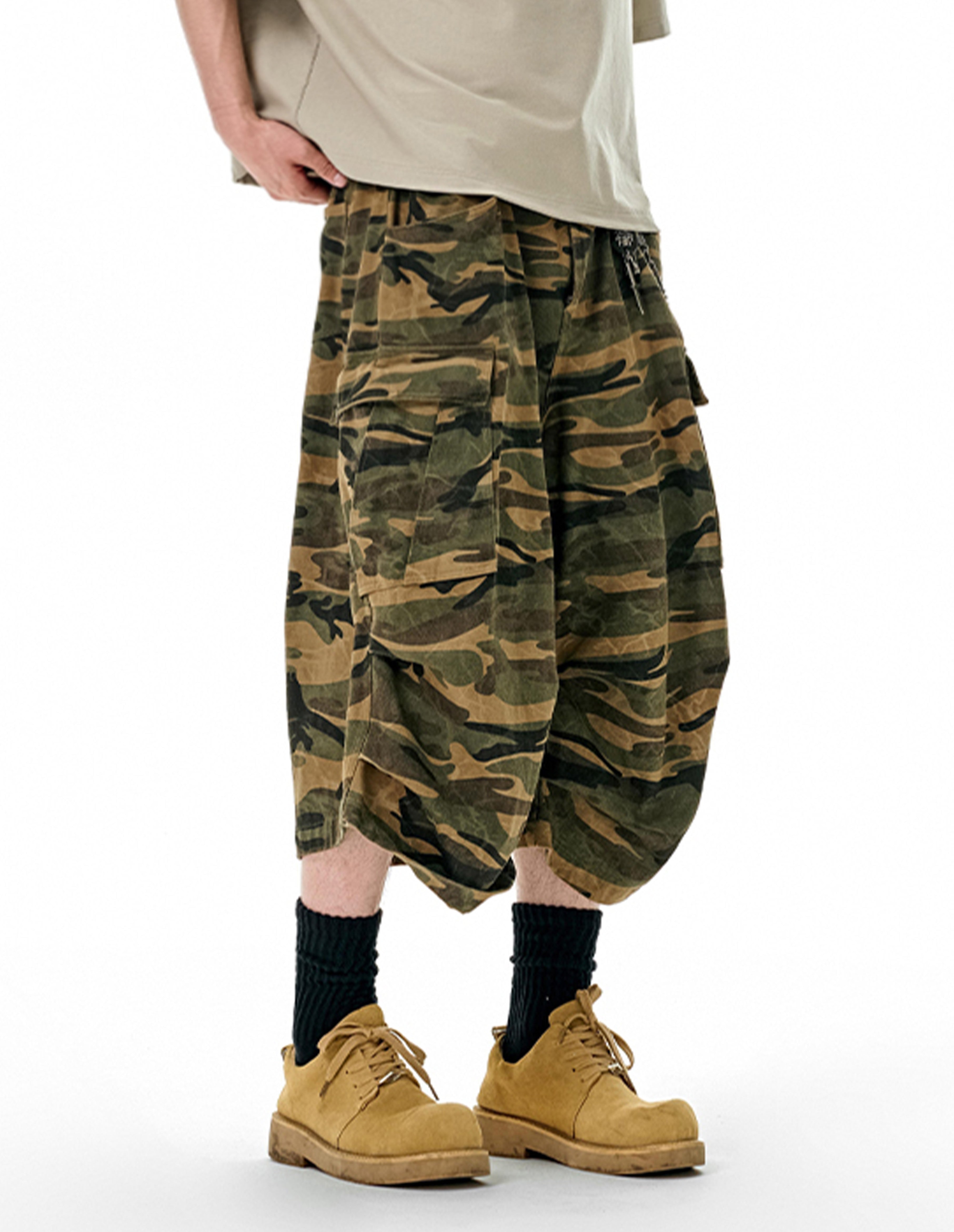 BAKYARDER Camouflage Multi-Pocket Pleated Cargo Capris